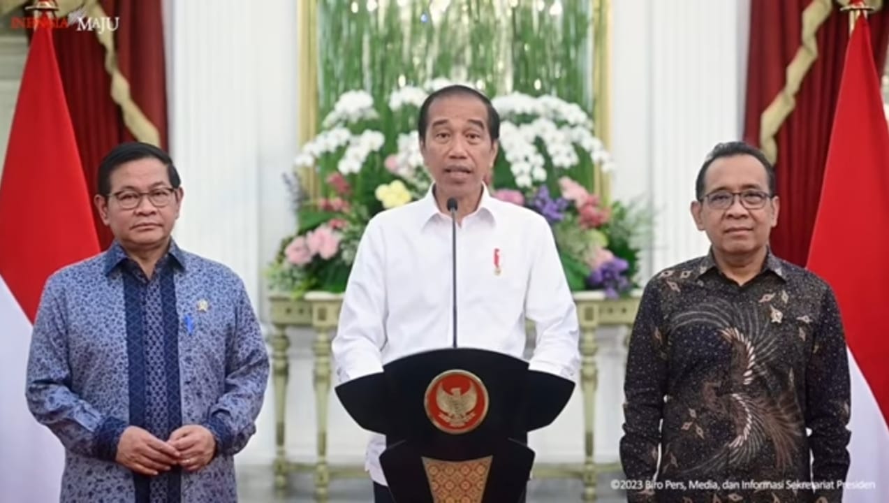 Presiden Jokowi didampingi Seskab Pramono Anung dan Mensesneg Pratikno memberikan keterangan pers, di Istana Merdeka, Jakarta, Jumat (08/12/2023).

