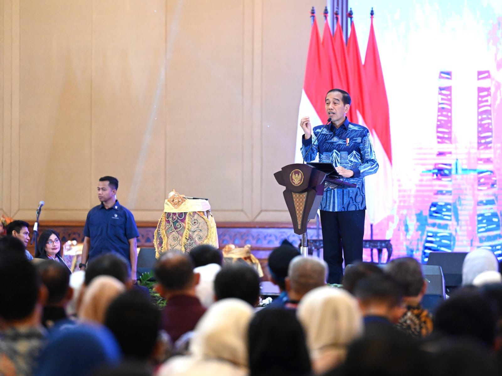 Presiden Jokowi membuka Munaslub Apeksi, di Puri Begawan, Kota Bogor, Jawa Barat, Jumat (15/12/2023) pagi. (Foto: BPMI Setpres)
