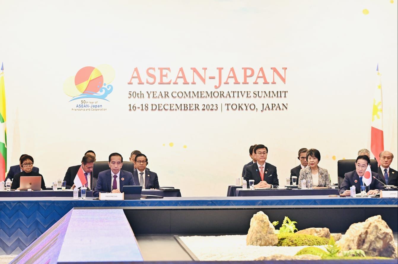Presiden Jokowi saat membuka KTT Perayaan 50 Tahun Hubungan Persahabatan dan Kerja Sama ASEAN-Jepang, Minggu (17/12/2023), di Hotel The Okura, Tokyo, Jepang. (Foto: BPMI Setpres)
