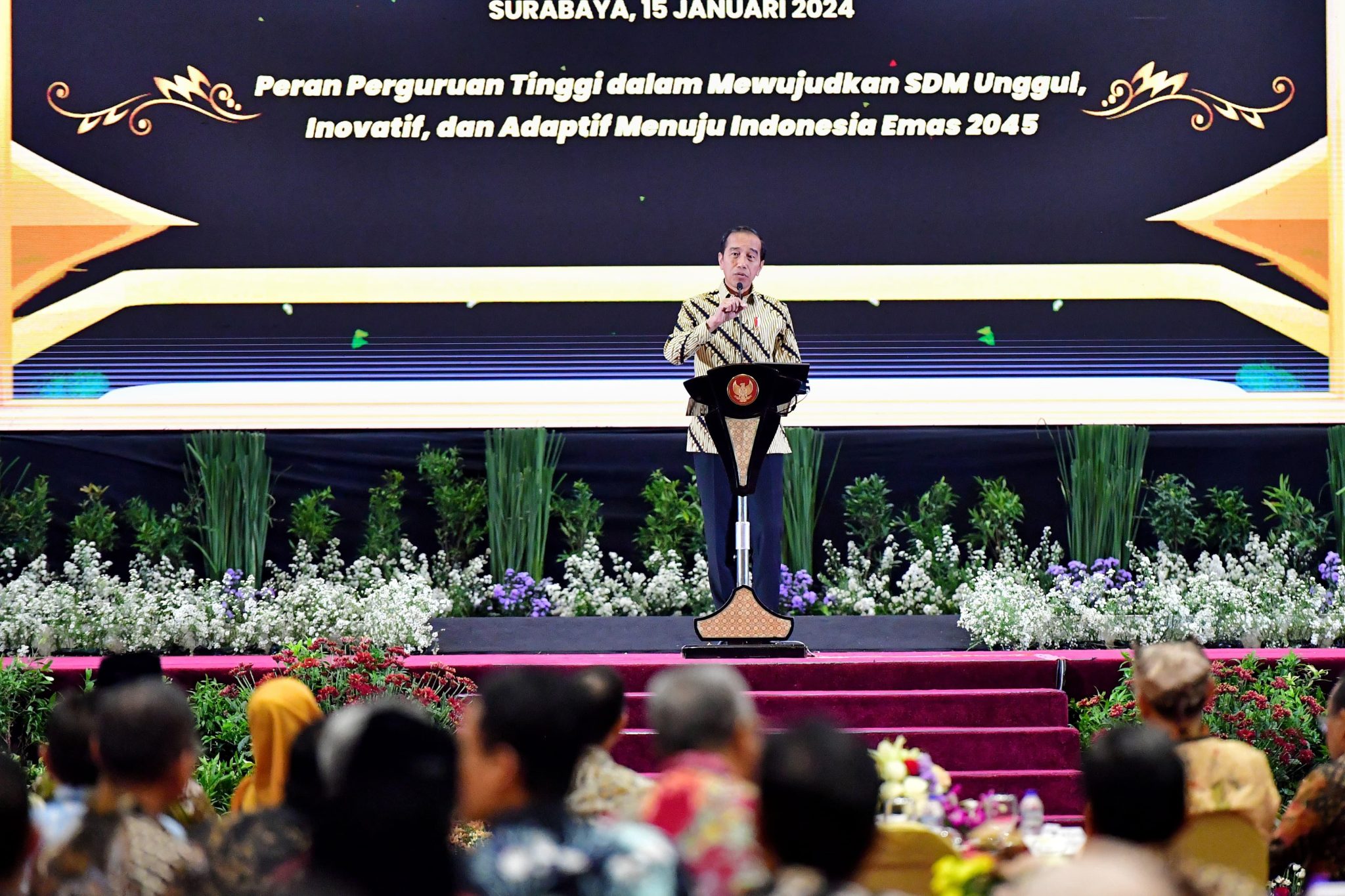  Presiden Jokowi saat membuka Konvensi Kampus XXIX dan Temu Tahunan XXV Forum Rektor Indonesia, di Graha Unesa, Surabaya, Jawa Timur, Senin (15/01/2024).