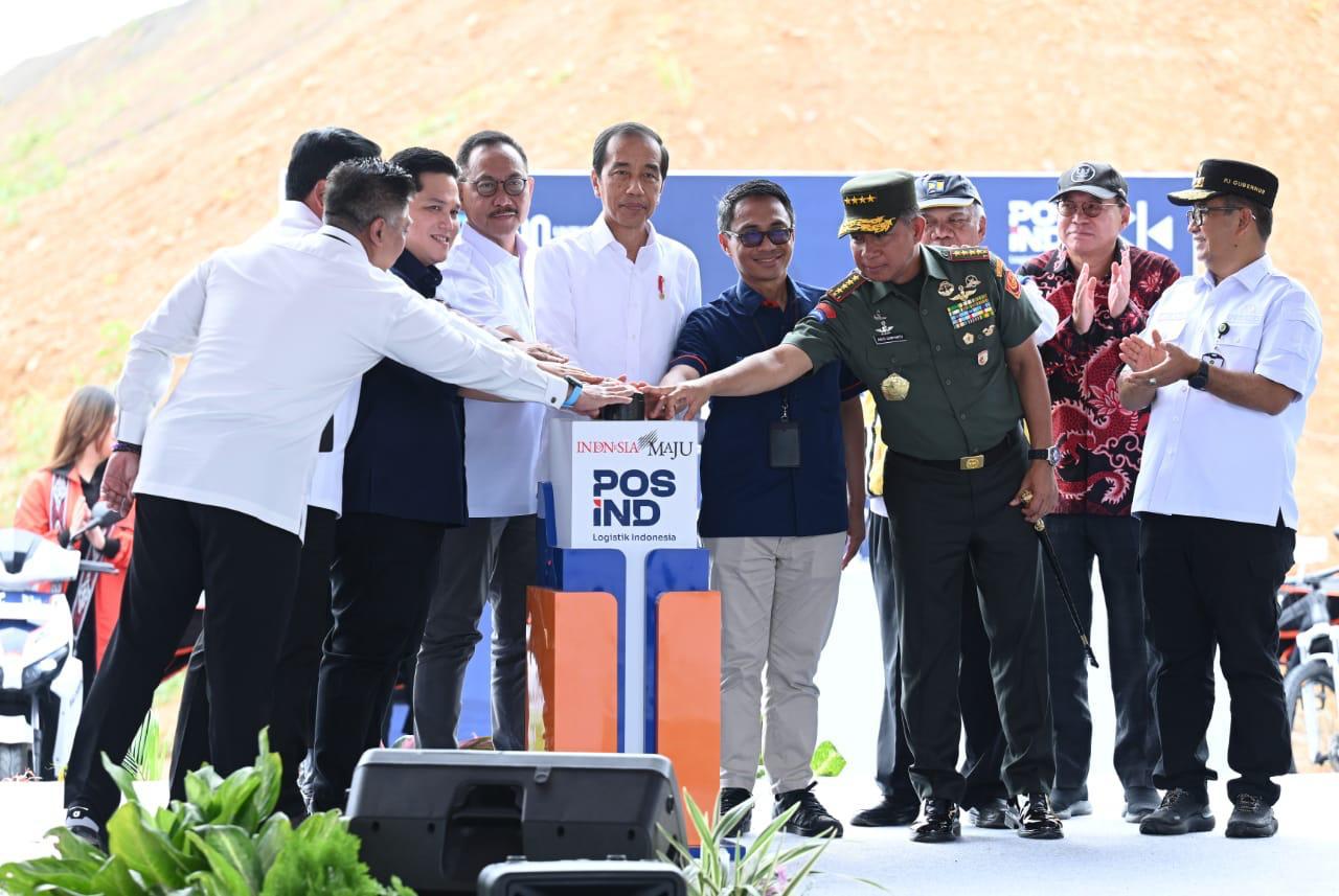 Presiden RI Joko Widodo (Jokowi) meluncurkan Nusantara Logistics Hub and Services yang terletak di kawasan Ibu Kota Nusantara (IKN), Penajam Paser Utara, Kalimantan Timur, Rabu (17/01/2024)