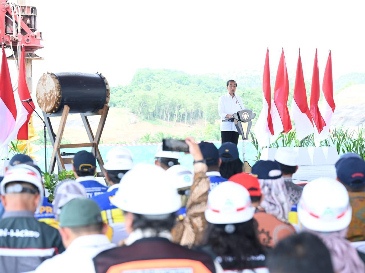 Presiden RI Joko Widodo (Jokowi) melakukan peletakan batu pertama (groundbreaking) Masjid Negara di kawasan Ibu Kota Nusantara (IKN), Penajam Paser Utara, Kalimantan Timur, Rabu (17/01/2024)