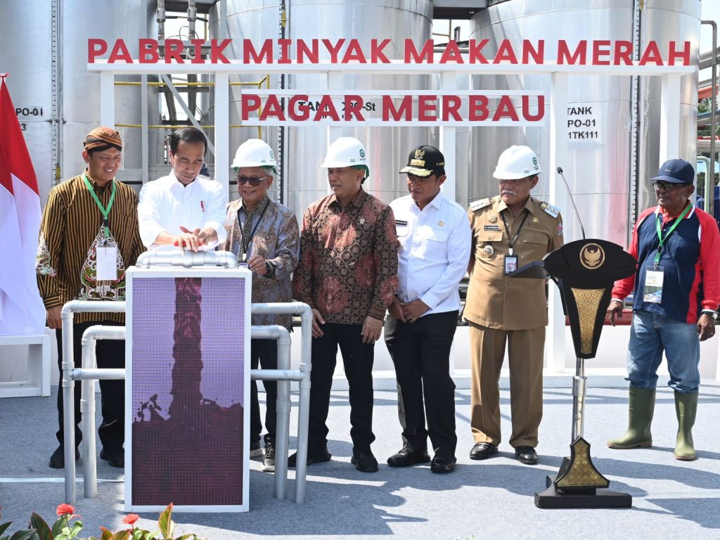 Presiden Jokowi meresmikan pabrik percontohan minyak makan merah Pagar Merbau, di Deli Serdang, Sumut, Kamis (14/03/2024) pagi. (Foto: BPMI Setpres)


