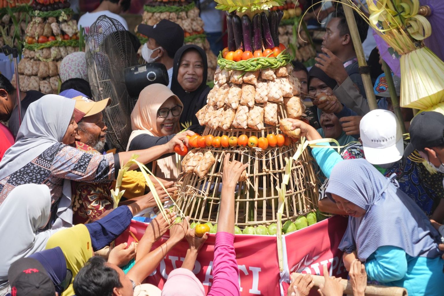 Ribuan warga memadati Bukit Sidoguro untuk mengikuti puncak tradisi syawalan, Rabu (17/4/2024), 