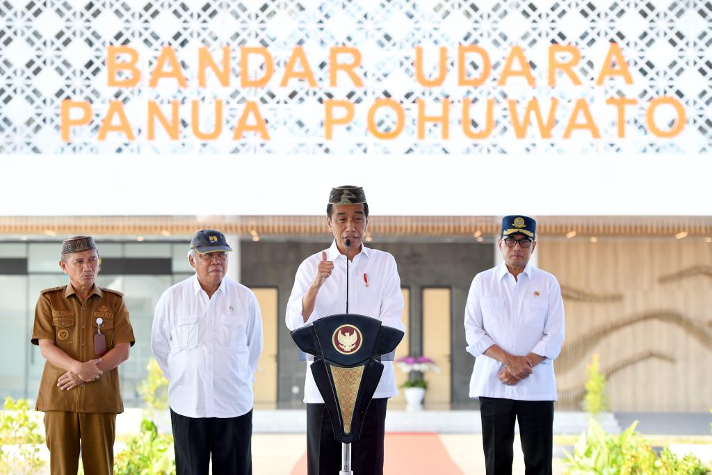 Presiden Joko Widodo meresmikan Bandara Panua Pohuwato di Kabupaten Pohuwato, Provinsi Gorontalo, pada Senin, 22 April 2024. Foto: BPMI Setpres/Rusman