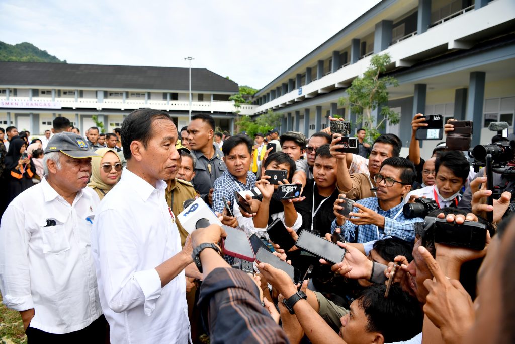 Presiden Joko Widodo menyampaikan keterangannya kepada awak media di SMKN 1 Rangas Kabupaten Mamuju, Provinsi Sulawesi Barat, pada Selasa, 23 April 2024. Foto: BPMI Setpres/Rusman
