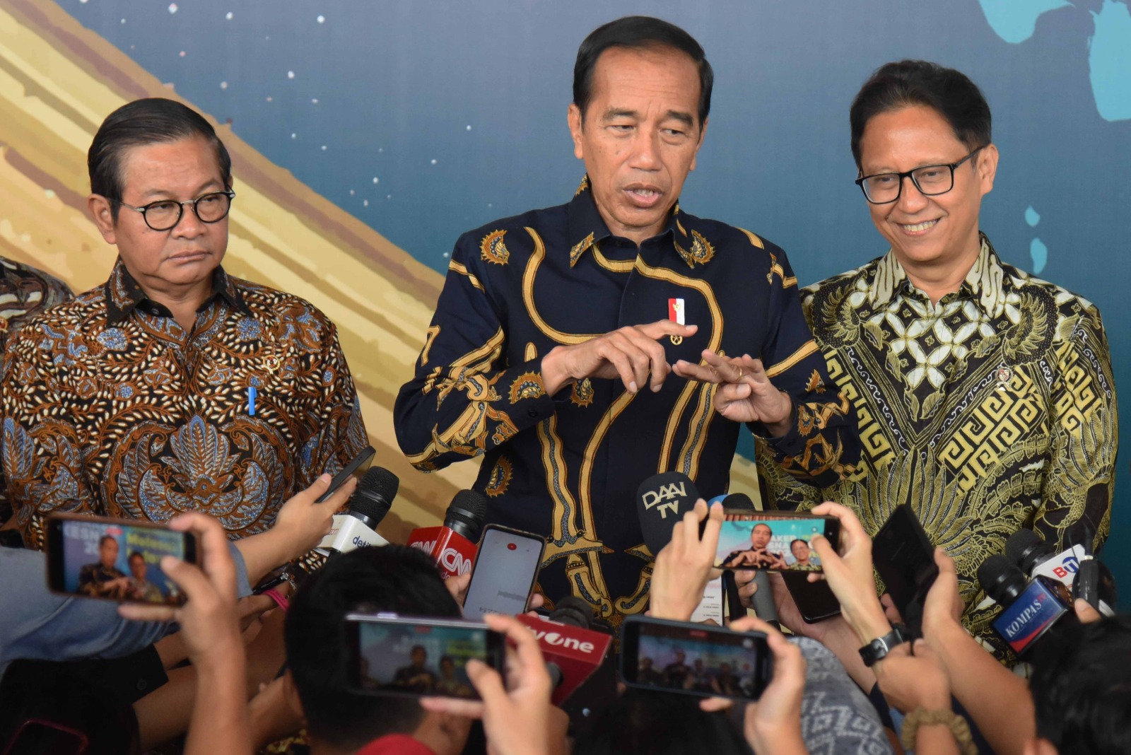 Presiden Joko Widodo menyampaikan keterangan di hadapan awak media usai menghadiri Rapat Kerja Kesehatan Nasional (Rakerkesnas) Tahun 2024 yang digelar di Indonesia Convention and Exhibition (ICE) BSD, Kabupaten Tangerang, Provinsi Banten, Rabu, 24 April 