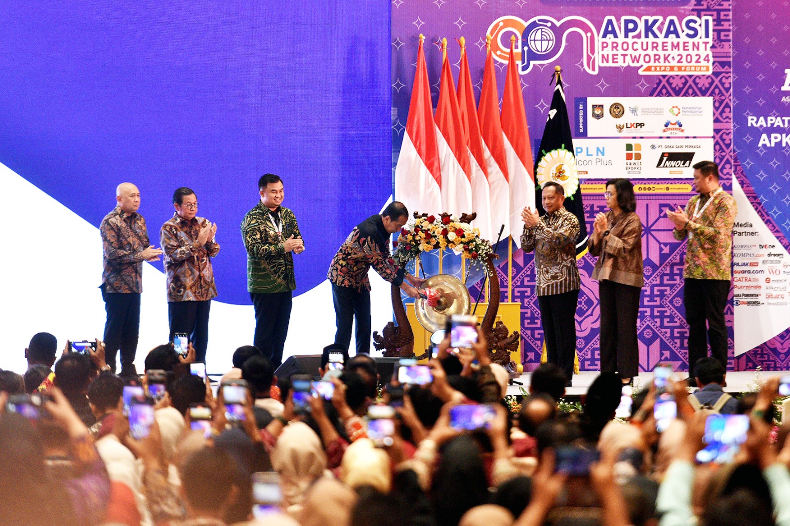 Presiden RI Joko Widodo meresmikan Pembukaan Rapat Kerja Nasional (Rakernas) Asosiasi Pemerintah Kabupaten Seluruh Indonesia (APKASI), di Jakarta Convention Center (JCC), Jakarta, Rabu (10/07/2024). (Foto: Humas Setkab/Seno)

