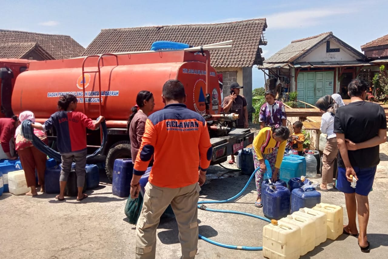 BPBD Kabupaten Temanggung telah mendistribusikan air bersih ke tujuh kecamatan yang mengalami krisis air akibat kekeringan.