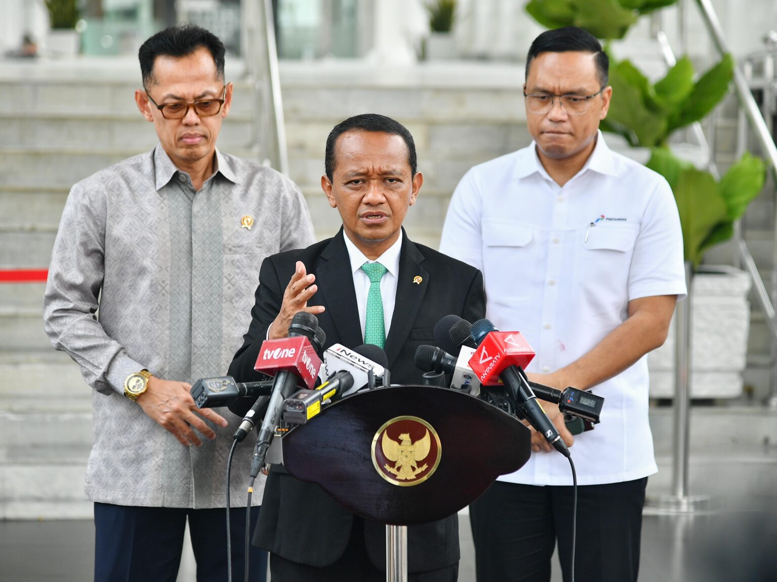 Menteri Energi dan Sumber Daya Mineral (ESDM) Bahlil Lahadalia memberikan keterangan pers usai Rapat Internal Bahas Kemandirian Energi dan Subsidi Tepat Sasaran, di Kompleks Istana Kepresidenan Jakarta, 31 Oktober 2024. (Foto: BPMI Setpres/Vico)