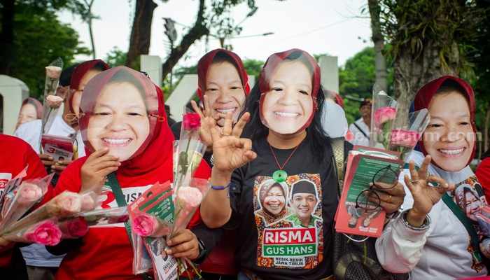 Bertopeng Risma, Relawan JAKA Kampanyekan SMA/SMK Gratis