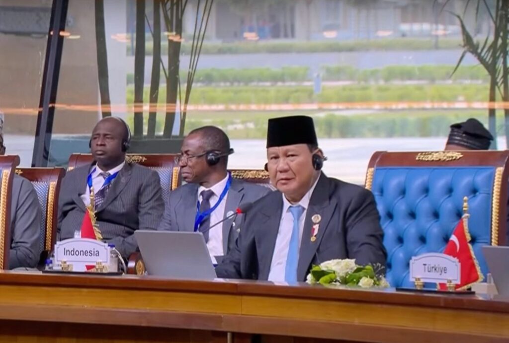 Presiden Prabowo Subianto memberikan pidato pernyataan pada sesi khusus Konferensi Tingkat Tinggi (KTT) Ke-11 Developing Eight (D-8) di Istana Kepresidenan New Administrative Capital, Kairo, Mesir, pada Kamis (19/12/2024). (Foto: BPMI Setpres)


