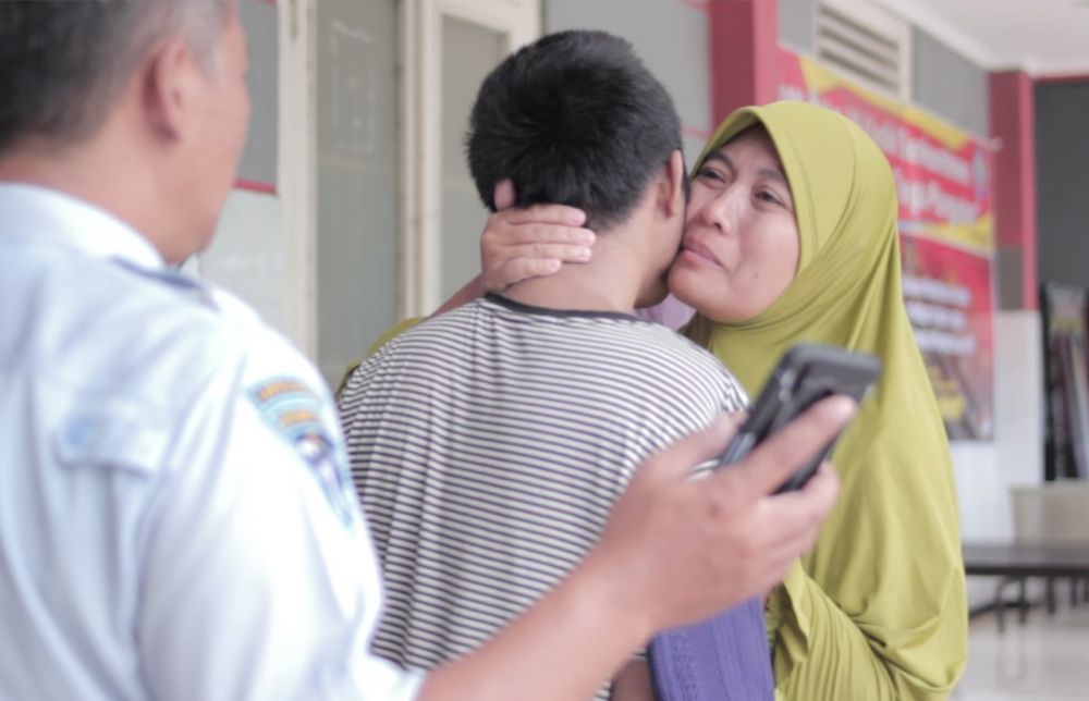 Salah Seorang Warga Binaan Di Lapas Di Jatim Saat Menerima Kunjungan