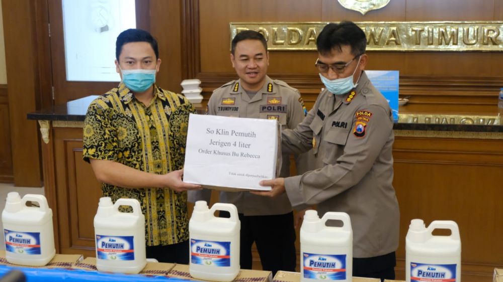 Polda Jawa Timur menerima bantuan disinfektan dari CSR 
