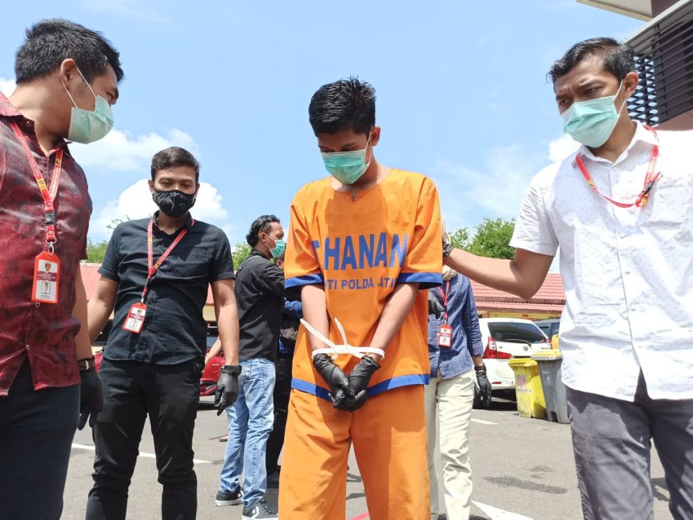 Tersangka Mujianto ( 29 tahun ) saat berada di Polda Jawa Timur ( Riski )

