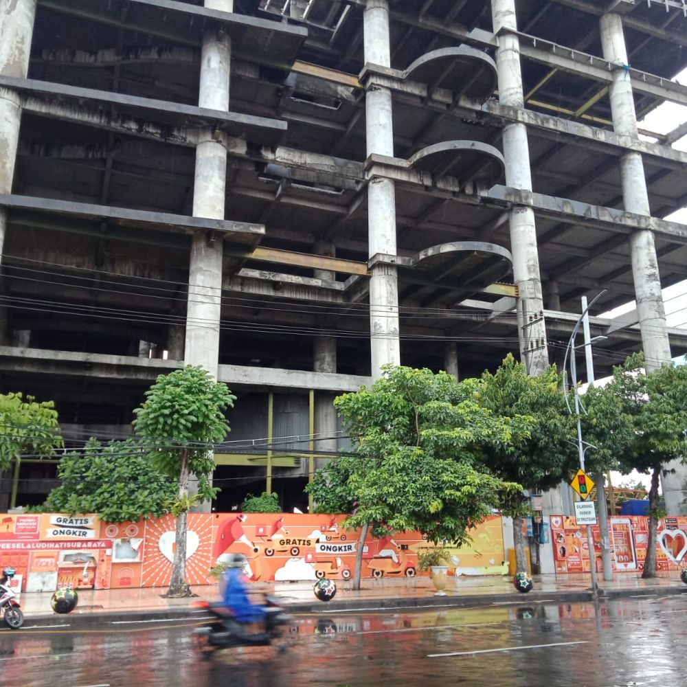 Salah satu gedung mangkrak di Jl. Embong Malang Kota Surabaya. ( foto : guntur )
