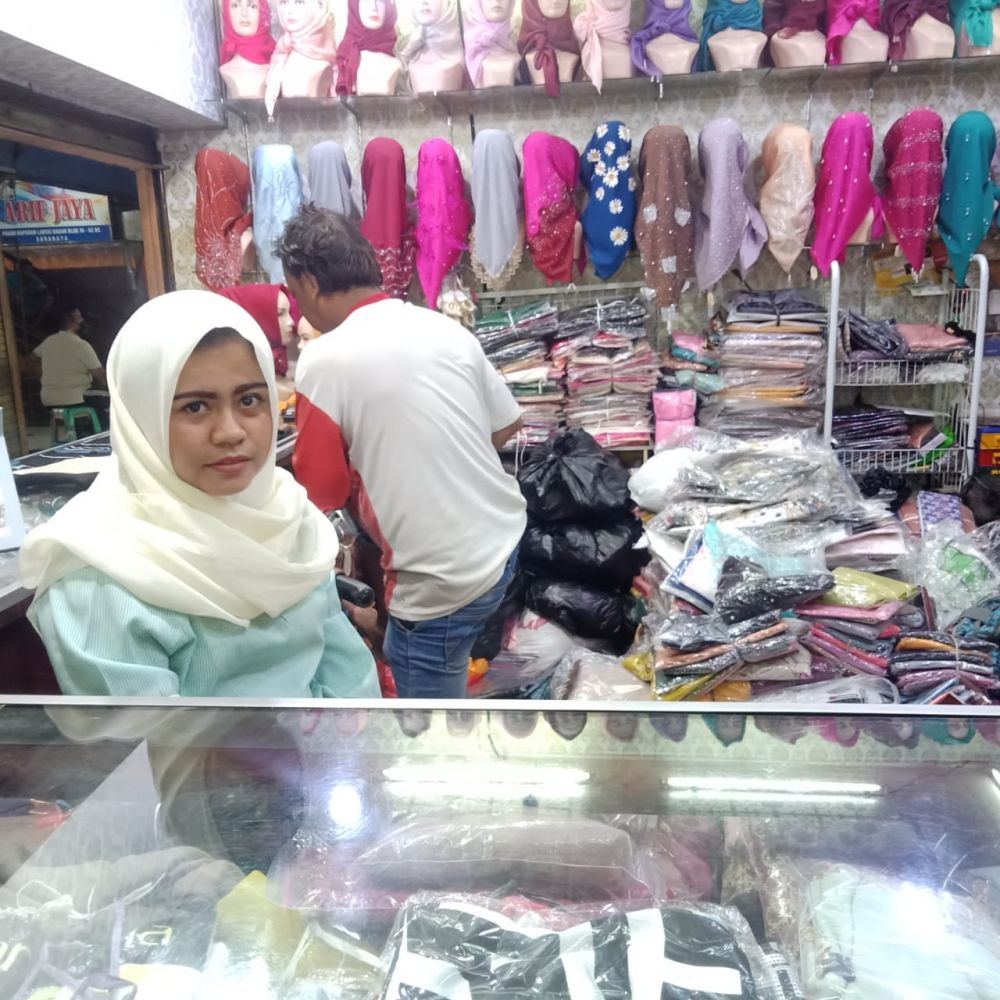 Mahmuda salah seorang pedagang jilbab dan pakaian di Pasar Kapasan Surabaya. ( foto : guntur )