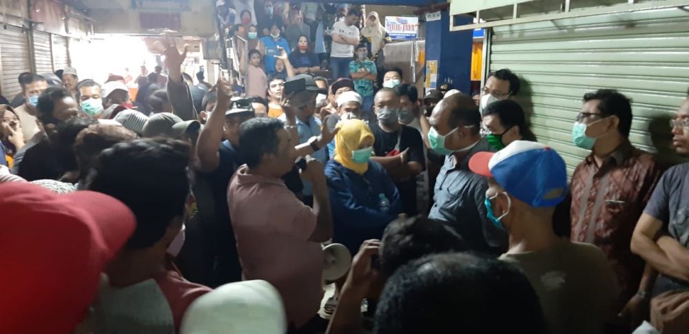 Himpunan Pedagang Pasar Kapasan Surabaya berkumpul menolak penutupan Pasar oleh PD Pasar Surya. ( foto : guntur )
