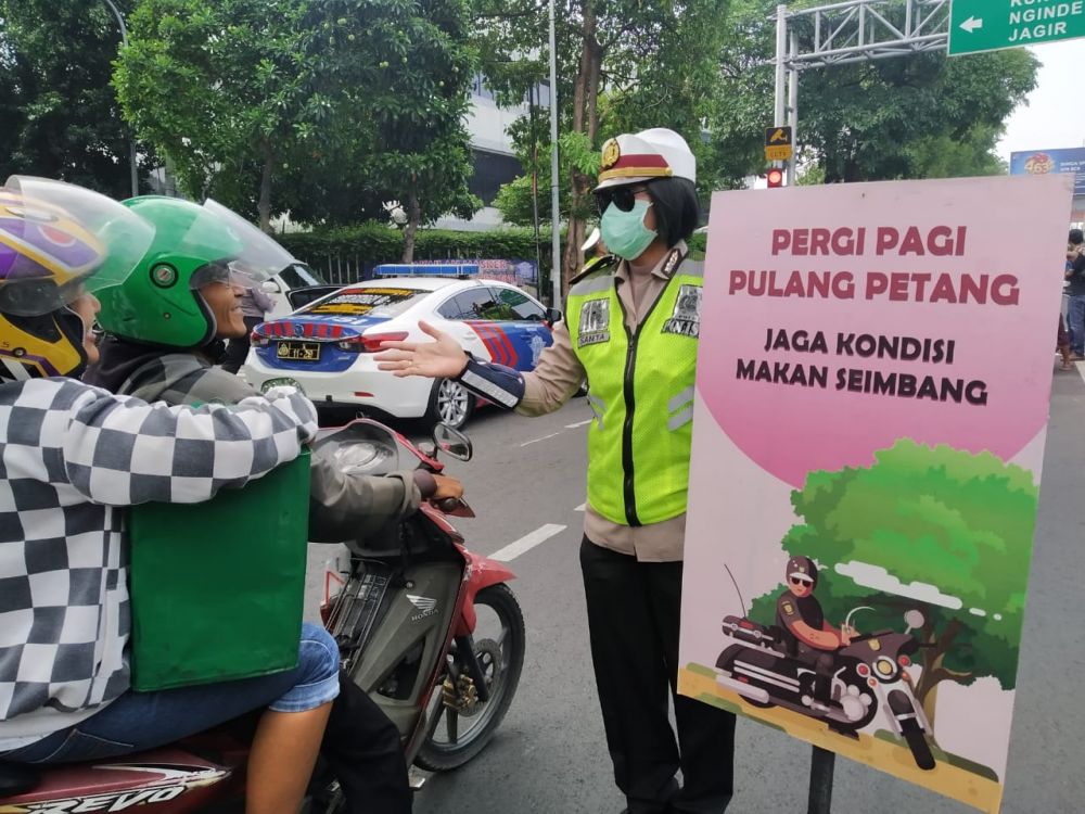Satlantas Polrestabes Surabaya menggelar Operasi keselamatan semeru 2020 diawali di Jl. Raya Darmo Surabaya. ( foto : riski )
