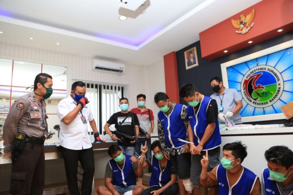 6 tersangka saat diinterogasi di Polrestabes Surabaya. ( foto : riski )