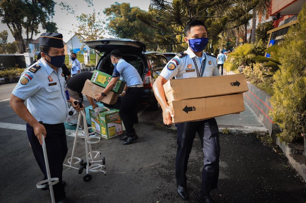 Kemenkumham Jatim salurkan alat kesehatan di lapas kelas IIA Kediri. ( foto : riski )
