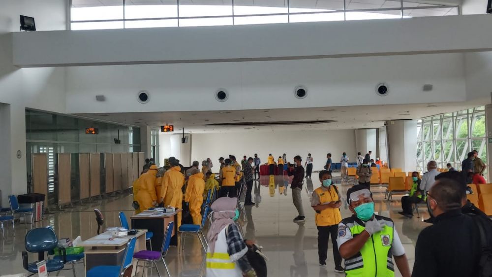 Pekerja Migran Indonesia dari Malaysia dilakukan pemeriksaan suhu tubuh diruang tunggu   bandara. ( foto : hmp/ riski )