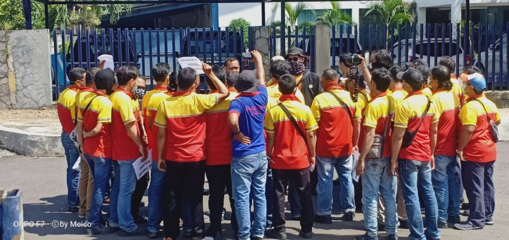 Puluhan Karyawan Unilever Rungkut Surabaya Unjuk Rasa. meminta dipekerjakan kembali. ( foto : HMP/bang jon)