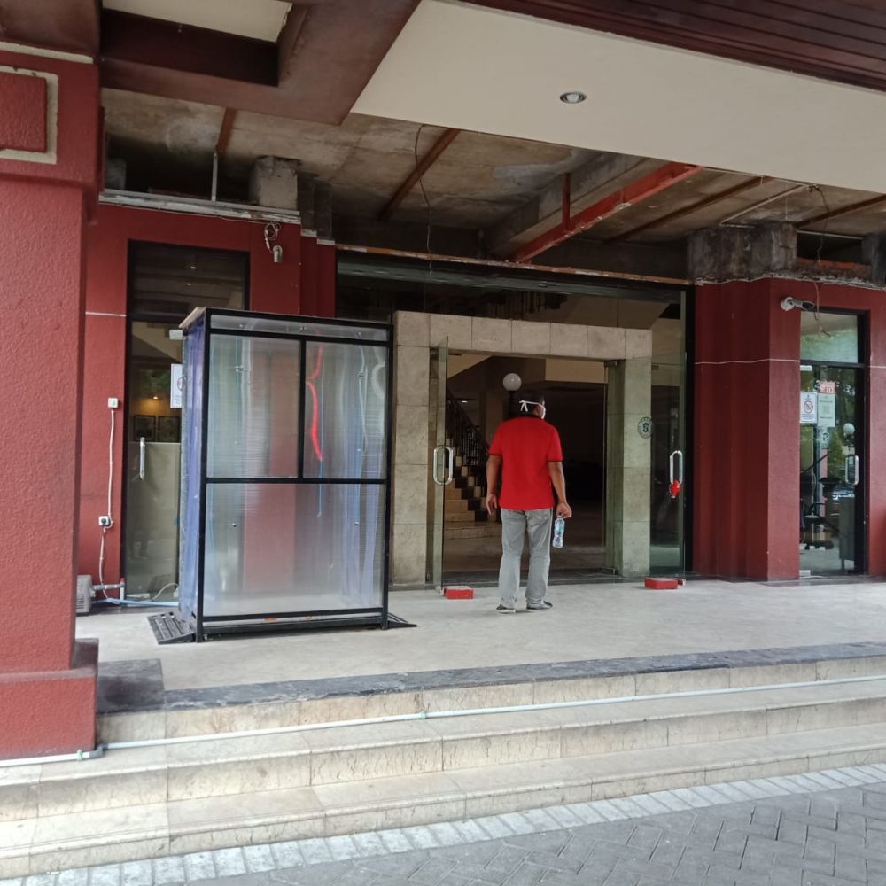 Bilik Disinfektan di pintu masuk Gedung DPRD Surabaya. ( foto : hmp/guntur )