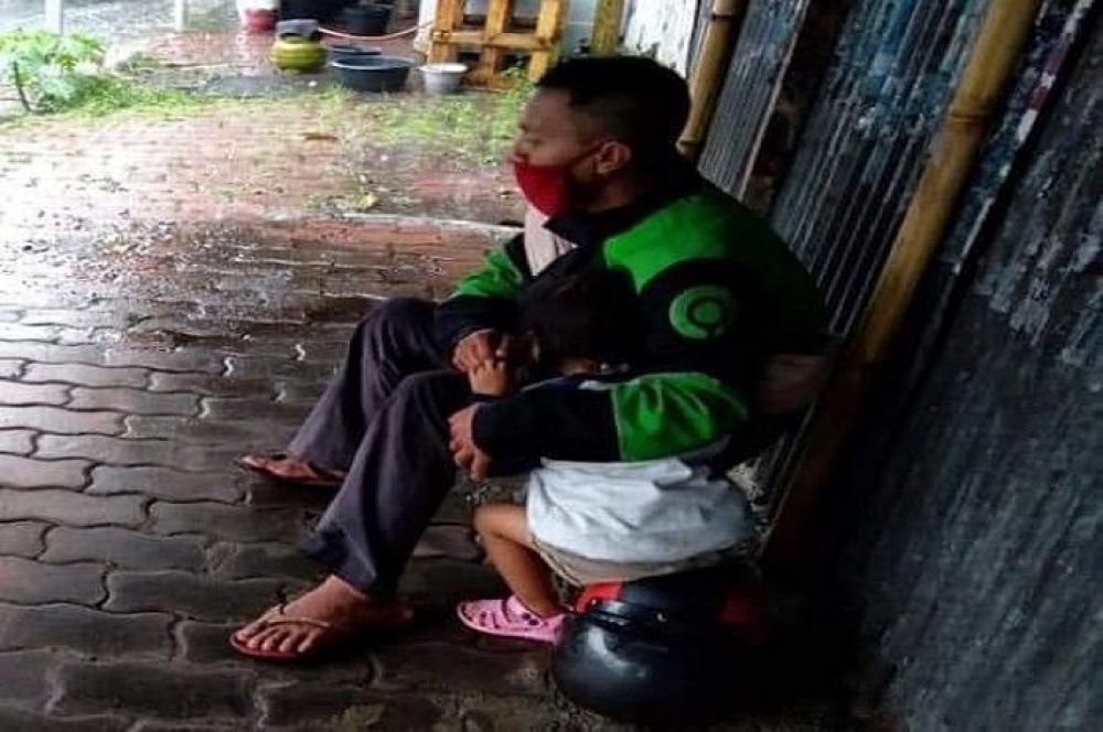 Salah seorang driver Onjol di Jember Jatim yang selalu asuh anaknya saat narik ojek. ( foto : dino boneklove )