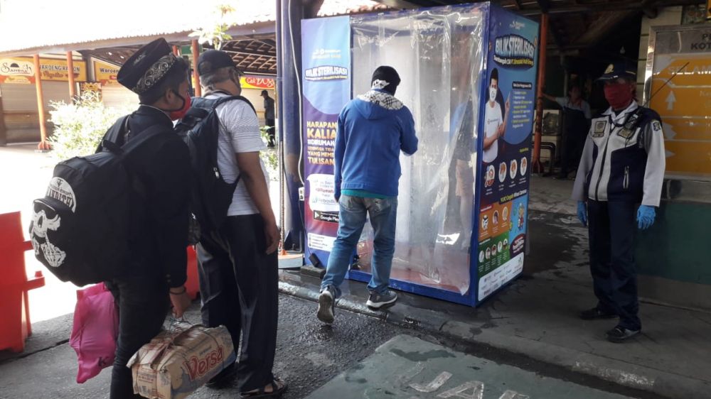 Penumpang Terminal Bungurasih Wajib Masuk Bilik Sterilisasi dan Cuci Tangan