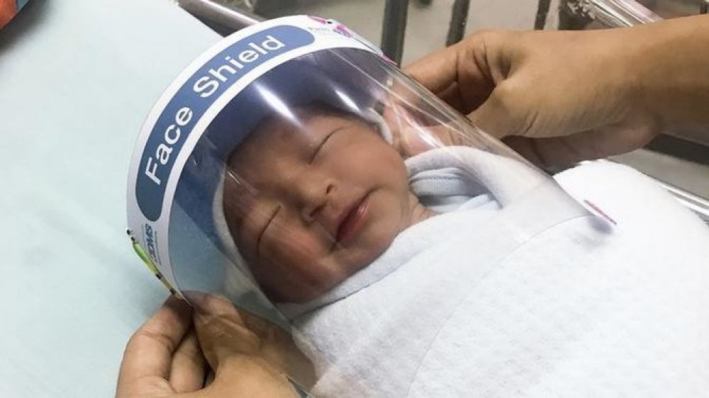 Cara unik untuk mencegah penularan COVID-19 pada bayi di Thailand. ( foto :  Facebook Paolo Hospital Samutprakan)