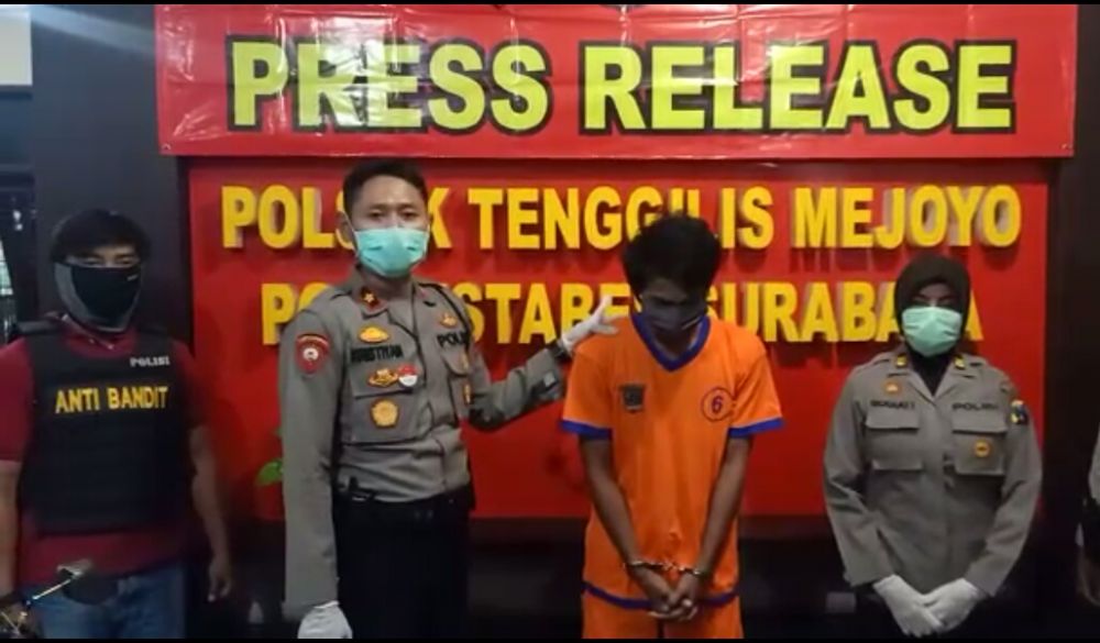 AS tersangka pencurian sepeda motor saat di Mapolsek Tenggilis. (foto :  hmp/ris)