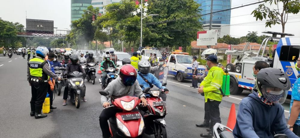 Penyemprotan disinfektan yang dilakukan Pemkot Surabaya di Jl. A Yani. ( foto : hmp/gun) 