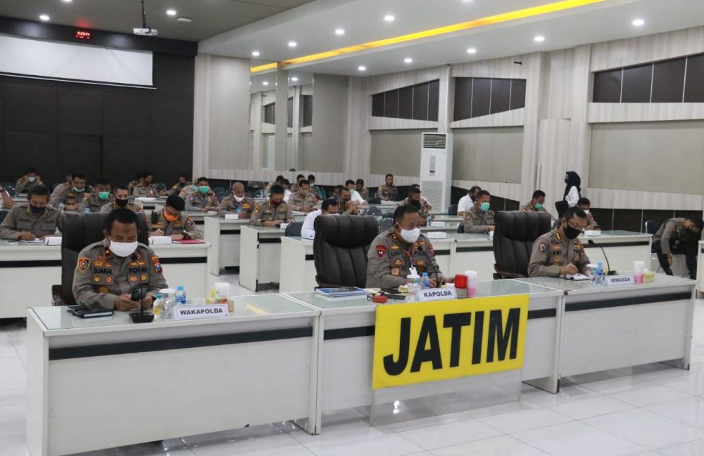 Jajaran Polda Jatim menggelar Vicon di ruang rapat rupatama. ( foto : hmp/ris)