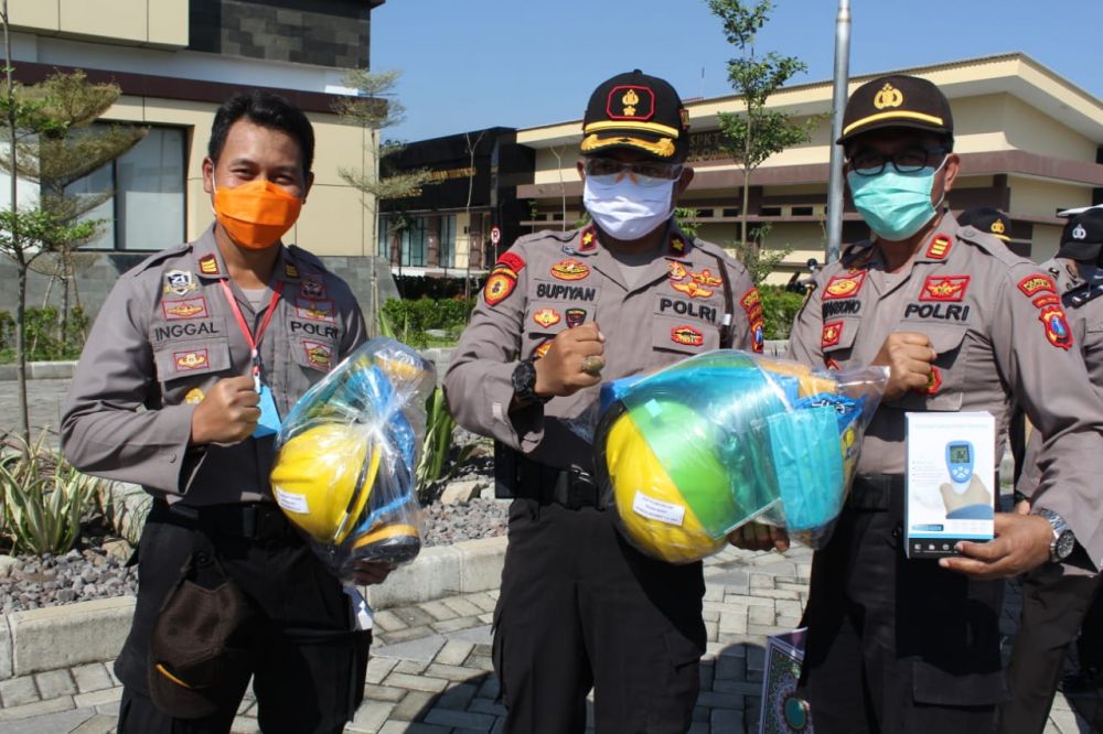 Polres Sidoarjo bagikan APD di jajaran Polsek untuk disalurkan ke desa-desa. ( foto : hmp/bil)