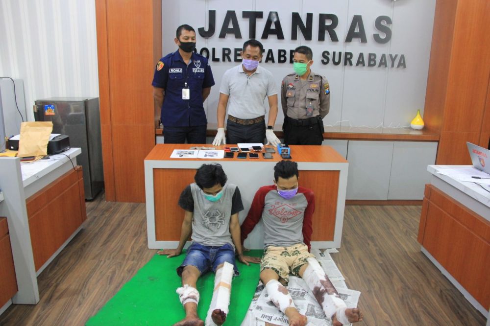 Dua tersangka curanmor diamankan Jatanras Polrestabes Surabaya. ( foto : hmp/ris)  