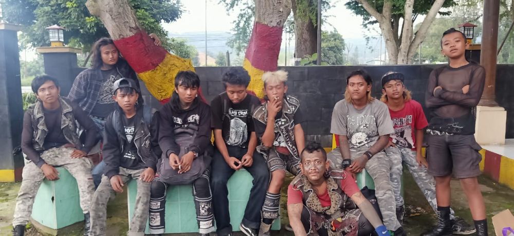 Anak Punk yang diduga kelompok anarko di Malang. ( foto :/hmp/ris) 