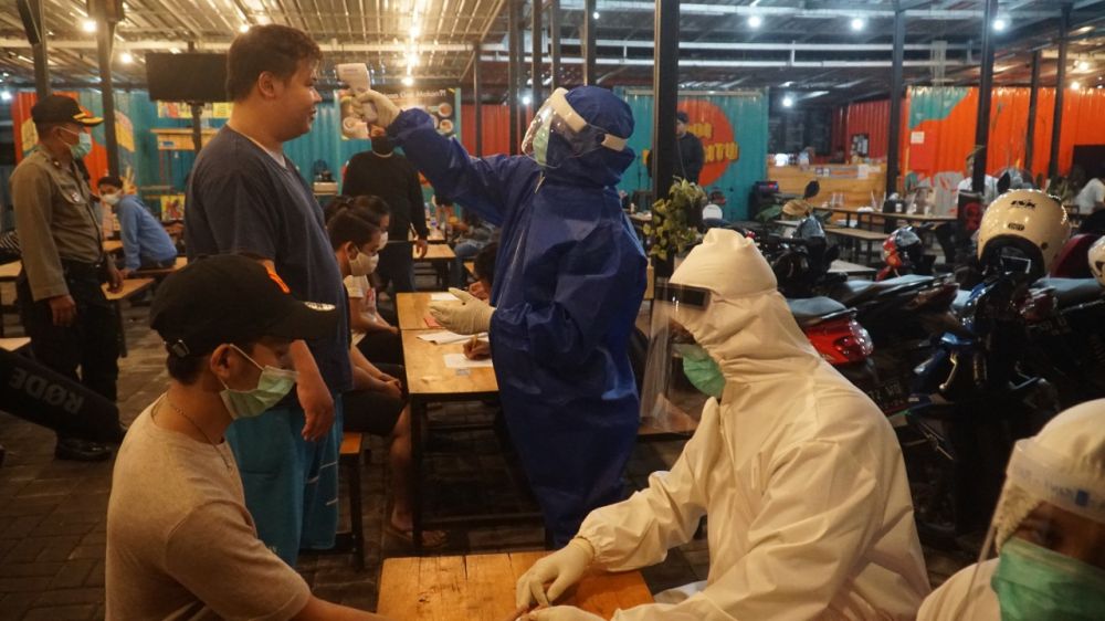 Rapid test yang dilakukan petugas kepada pengunjung cafe. ( foto : hmp/ris )