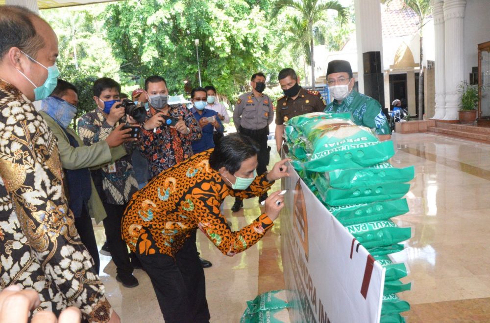 Wakil Bupati Sidoarjo Nur Ahmad Syaifuddin yang sekaligus Ketua Gugus Tugas Kabupaten saat pembagian paket sembako. ( foto : hmp/bil)