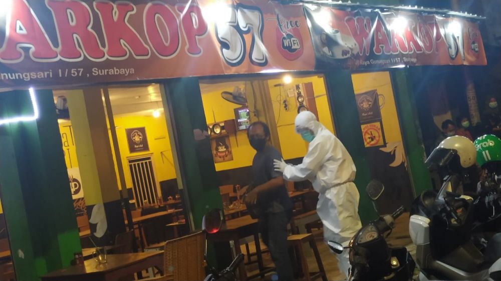 satu orang pengunjung cafe di Jl. Gunungsari Surabaya positif Covid-19. ( foto : ris/hmp) 