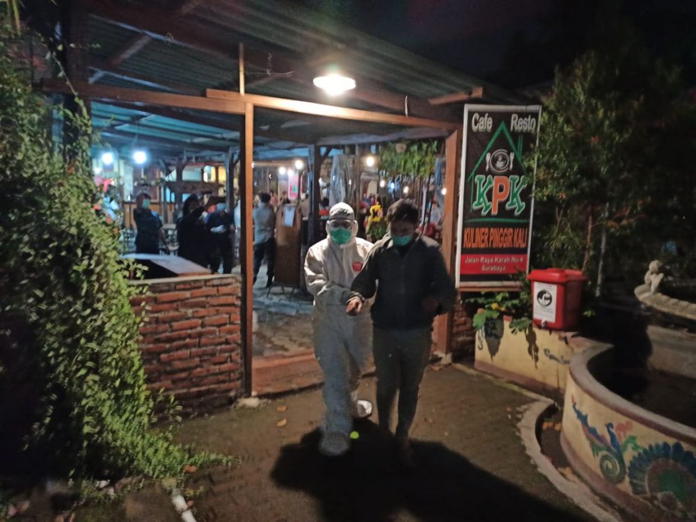 Satu pengunjung cafe KPK di Jl. Karah Surabaya terindikasi Virus Covid-19. ( foto: ris/hmp)