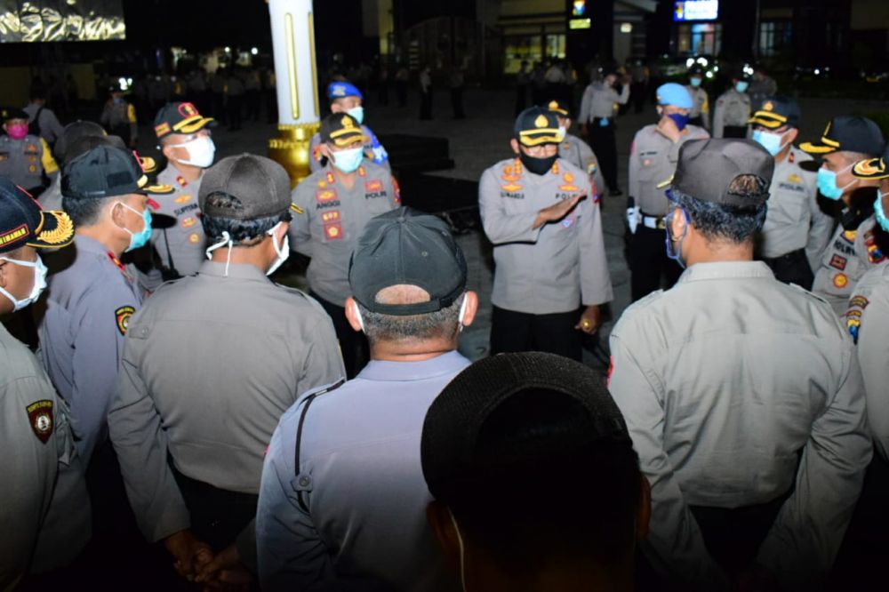 Kapolresta Sidoarjo Kombes Pol. Sumardji, saat menyampaikan arahan kepada 349 Bhabinkamtibmas. (foto: hmp/bil)