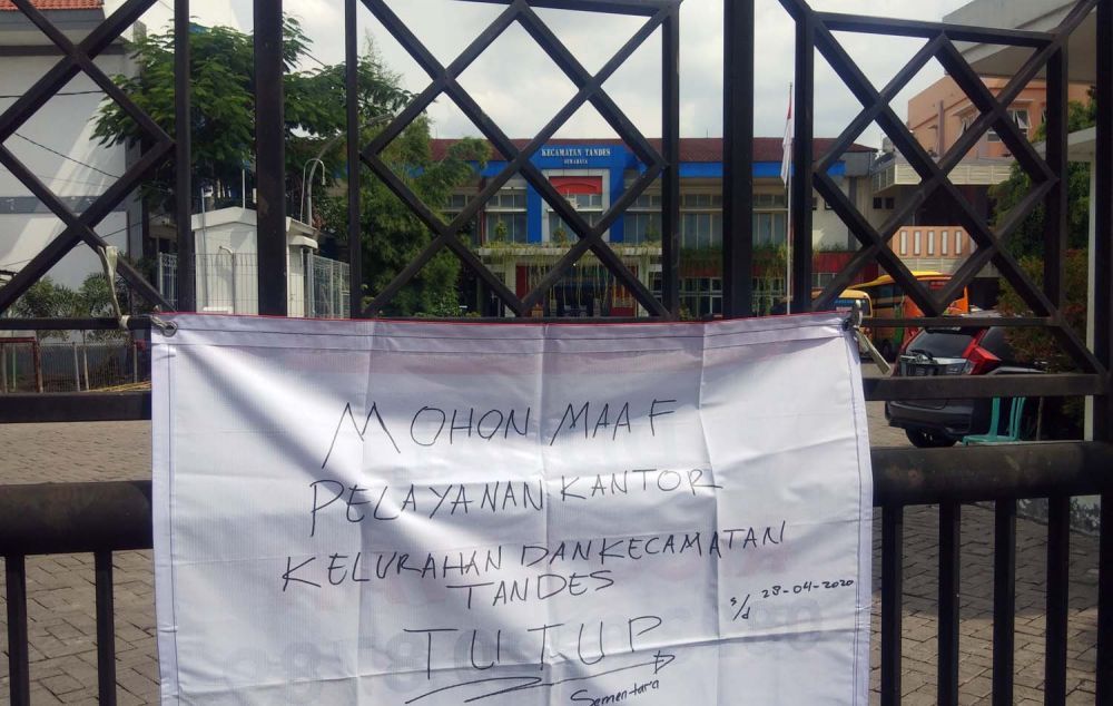 pelayanan di Kantor Kecamatan Tandes Surabaya ditutup. ( foto : gun/hmp)