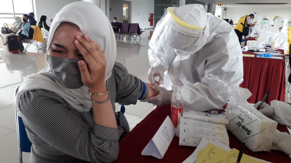 Salah seorang PMI asal Jatim saat tiba di Juanda untuk di Rapid Test. ( foto : hmp /cak Prass )