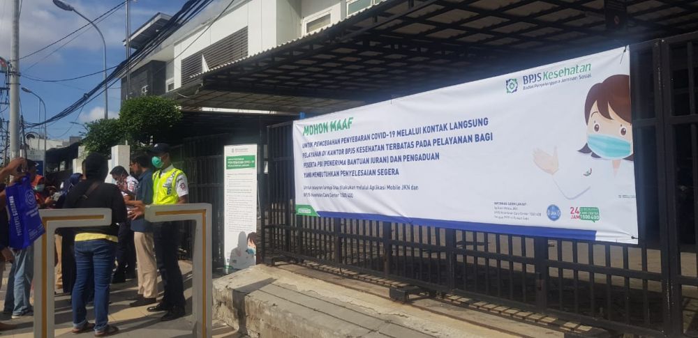 Kantor Pelayanan BPJS Kesehatan di kawasan Dharmawangsa yang menerapkan pelayanan terbatas. ( foto :hmp/ton)