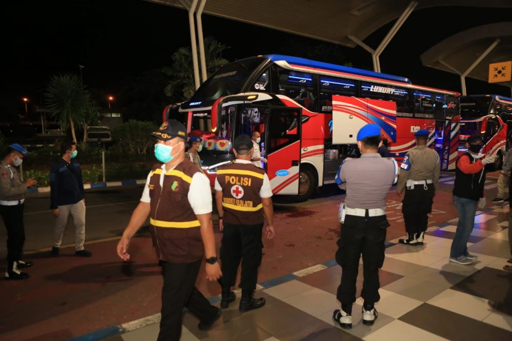 60 orang PMI dari malaysia dinyatakan negatif corona dan langsung dipulangkan. ( foto :ris/hmp)