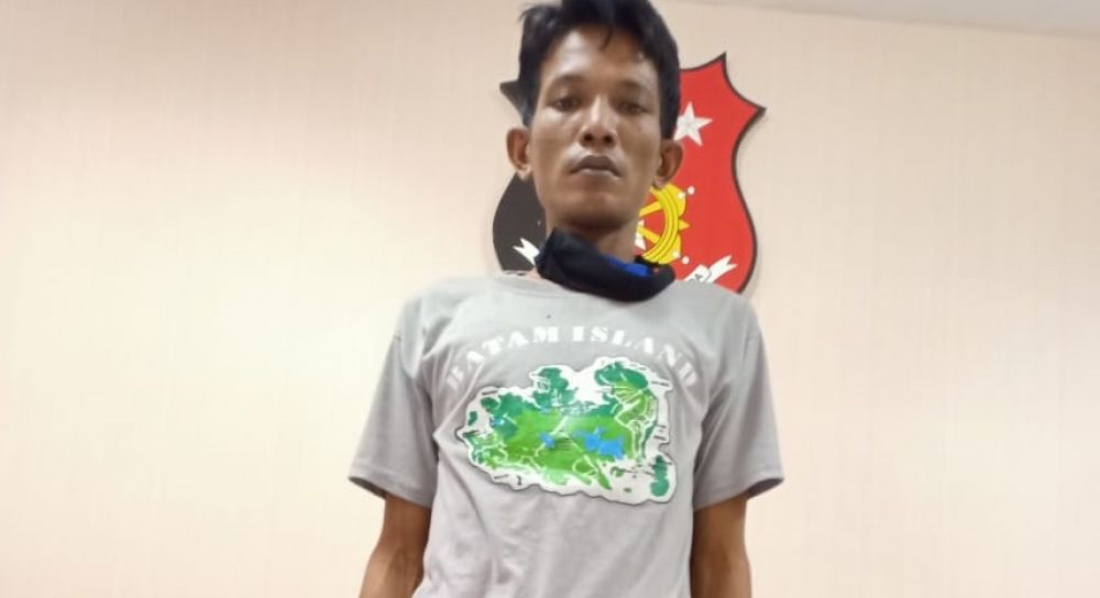 Tersangka Edi Wartoyo (34) warga Kupang Krajan Surabaya saat di Mapolrestabes Surabaya. (foto: ris/hmp)
