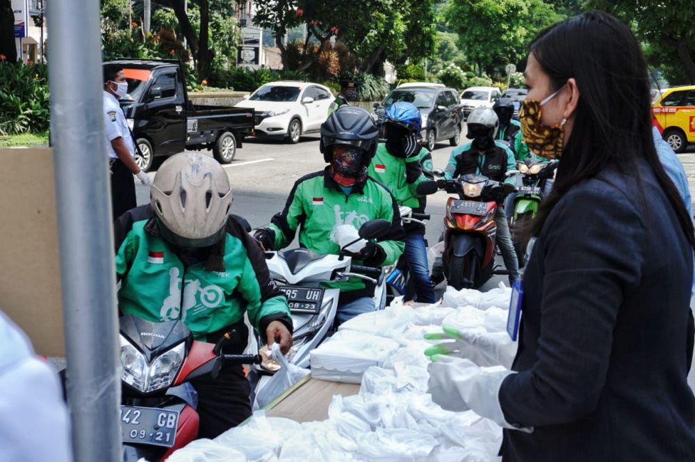 Mayapada Gruop Surabaya bagi makanan di Jalan Mayjend Surabaya. (foto : Zul/hmp) 