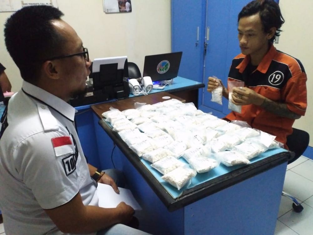 Tersangka Yoga (25) tunjukkan barang bukti didepan petugas. (foto: ris/hmp)