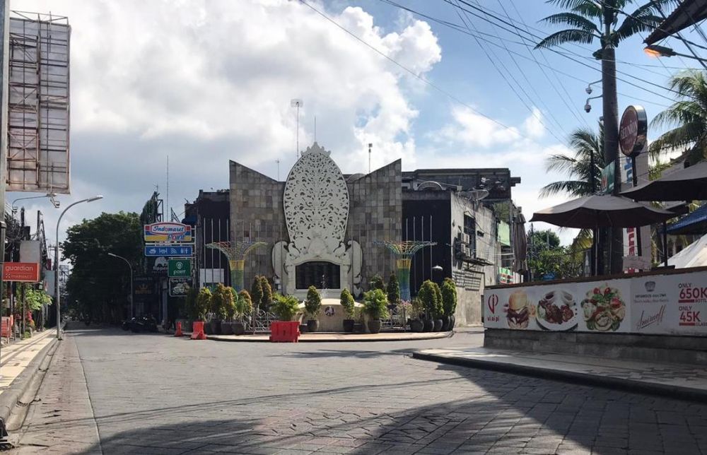 SEPI:  Kondisi pagi ini Monumen Zero Ground, Pantai Kuta, Kuta Square, Poppies Lane, perempatan Gatot Kaca sepi. Foto-foto: Hardi for HMP. 